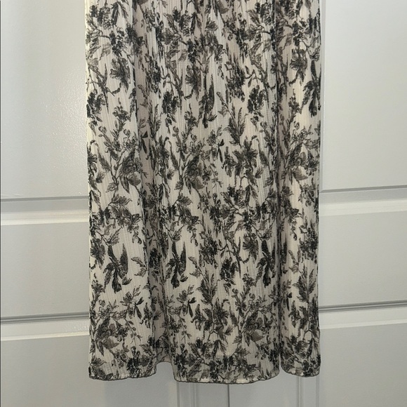 Express Black and White cold shoulder Floral Maxi Dress - Picture 4 of 8